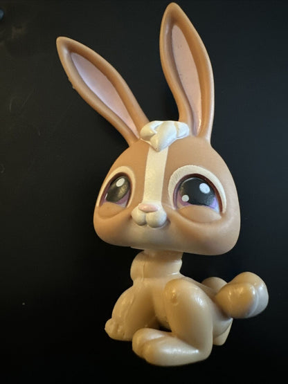 Littlest Pet Shop LPS Bunny Rabbit #28 Purple Eyes Tan Figure Figurine Toy